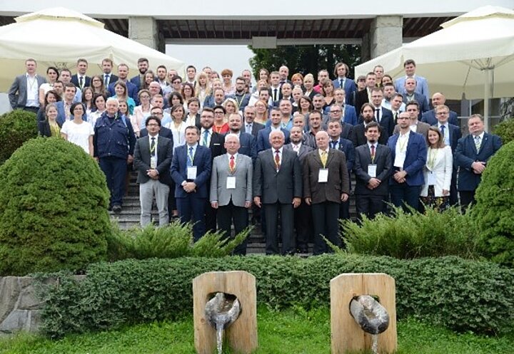 Zdjęcie grupowe uczestników SIM przy Hotelu Perła Południa Rytro